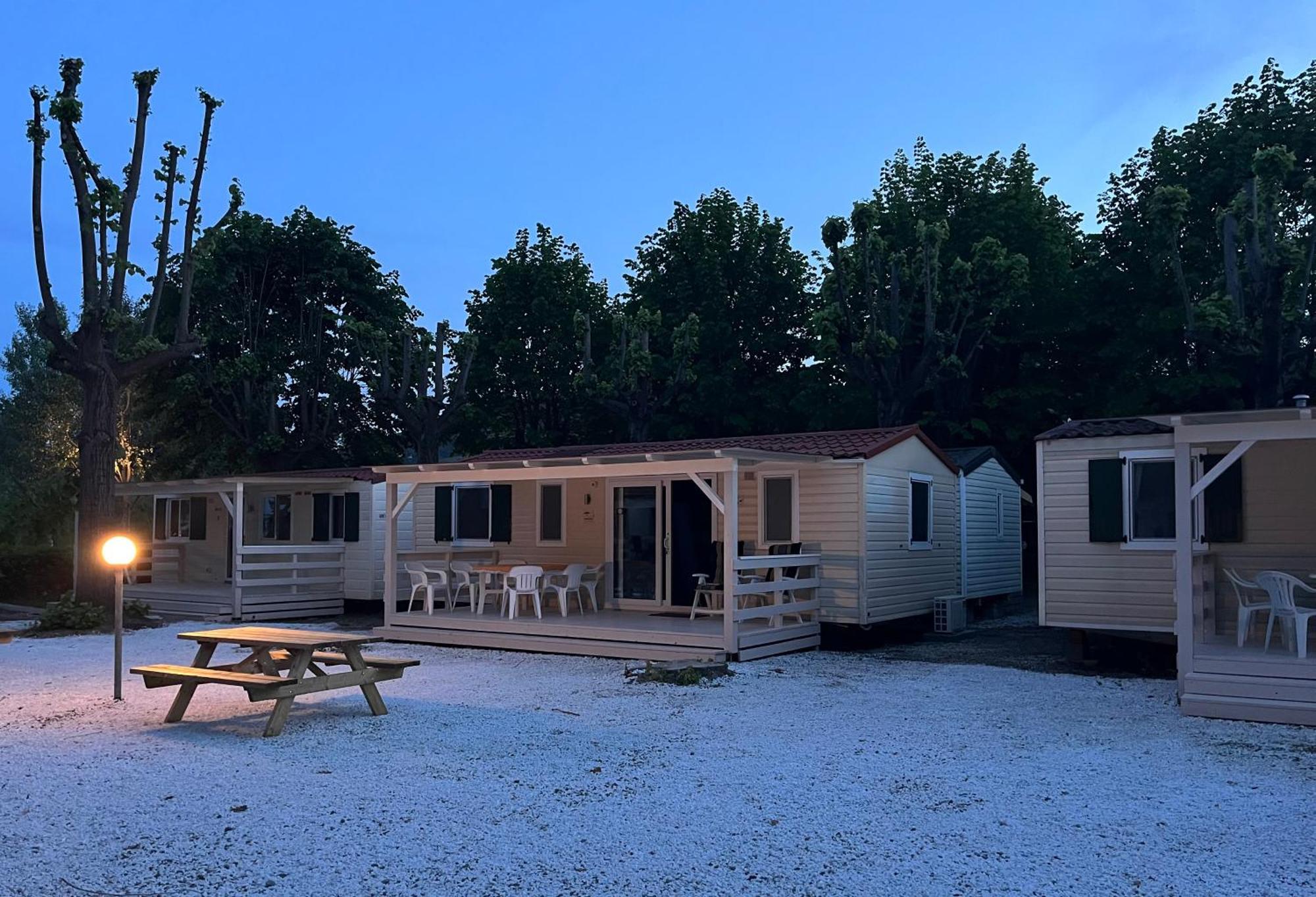Chalet Camping River Italie Met 2 Slaapkamers أَميليا المظهر الخارجي الصورة